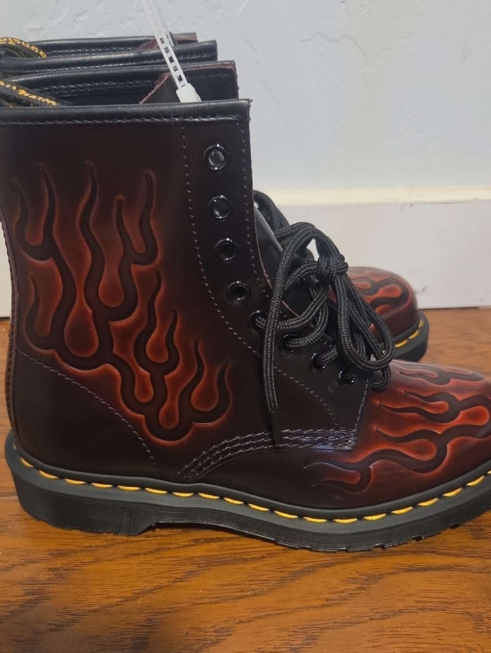 Unisex Boots Dr. Martens 1460 Inferno Size 6 Men Size 7 womens
